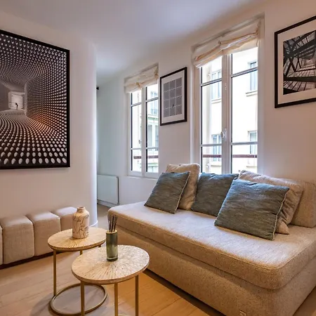 4 Guest - Hausmanian Flat Arc De Triomph