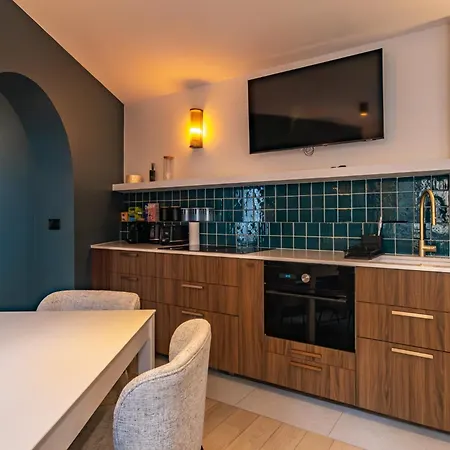 4 Guest - Hausmanian Flat Arc De Triomph