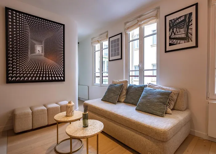 4 Guest - Hausmanian Flat Arc De Triomph
